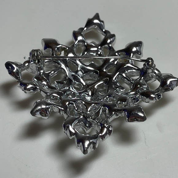 Sarah Coventry Snowflake Rhinestone Pin - Picture 3 of 6